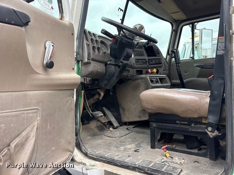 image for item ES8754 2001 Mack CH613 truck cab and chassis