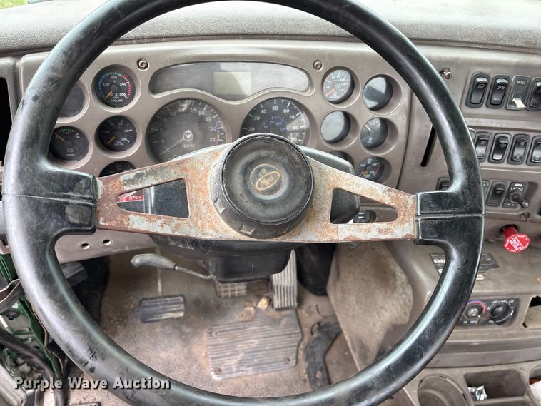 image for item ES8754 2001 Mack CH613 truck cab and chassis