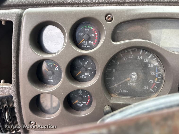 image for item ES8754 2001 Mack CH613 truck cab and chassis