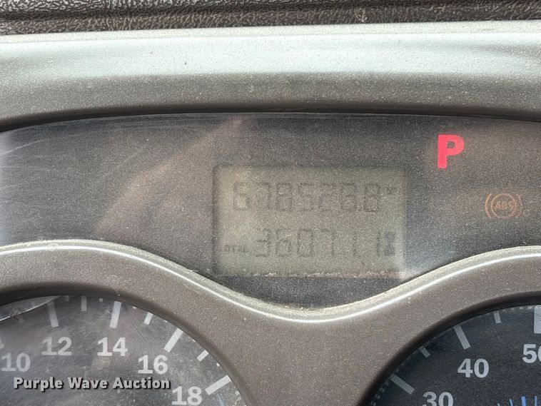 image for item ES8754 2001 Mack CH613 truck cab and chassis