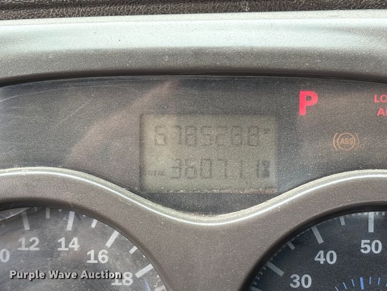 image for item ES8754 2001 Mack CH613 truck cab and chassis