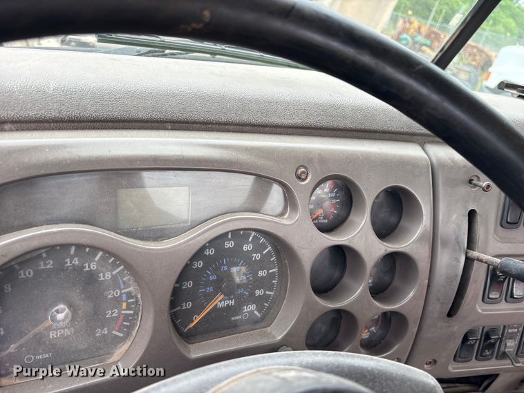 image for item ES8754 2001 Mack CH613 truck cab and chassis