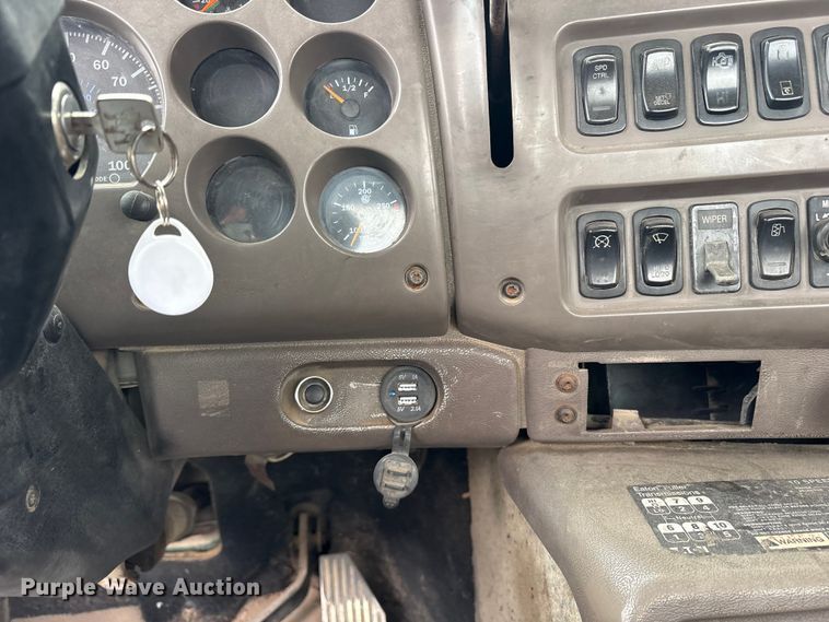 image for item ES8754 2001 Mack CH613 truck cab and chassis