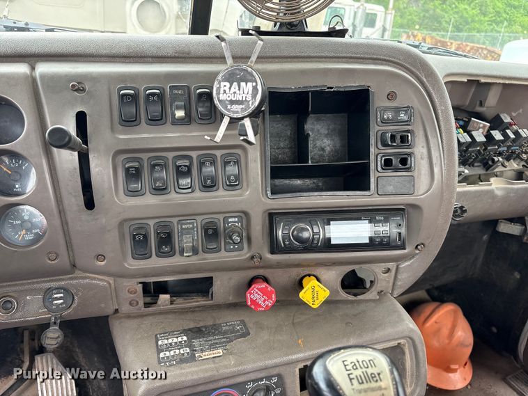 image for item ES8754 2001 Mack CH613 truck cab and chassis