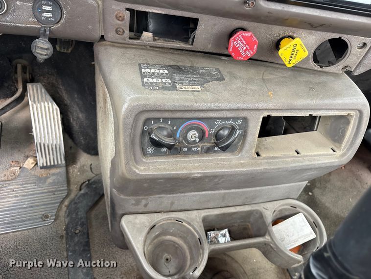 image for item ES8754 2001 Mack CH613 truck cab and chassis