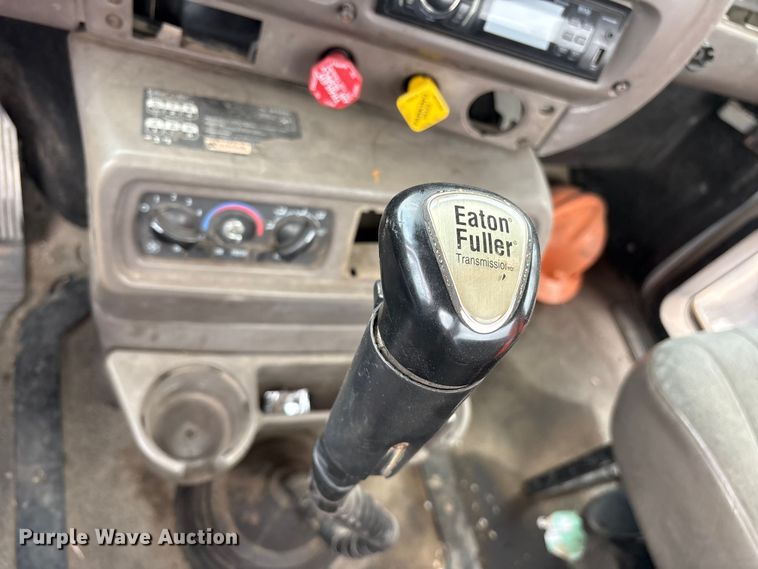 image for item ES8754 2001 Mack CH613 truck cab and chassis