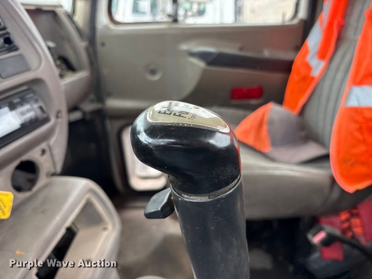 image for item ES8754 2001 Mack CH613 truck cab and chassis