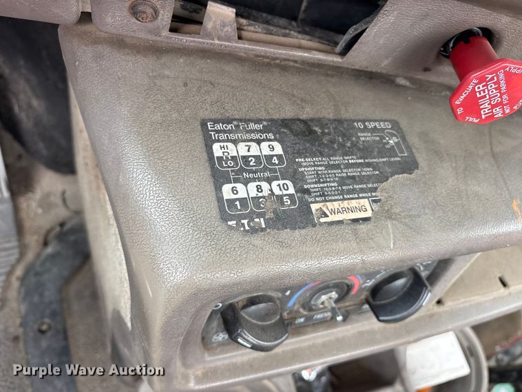 image for item ES8754 2001 Mack CH613 truck cab and chassis