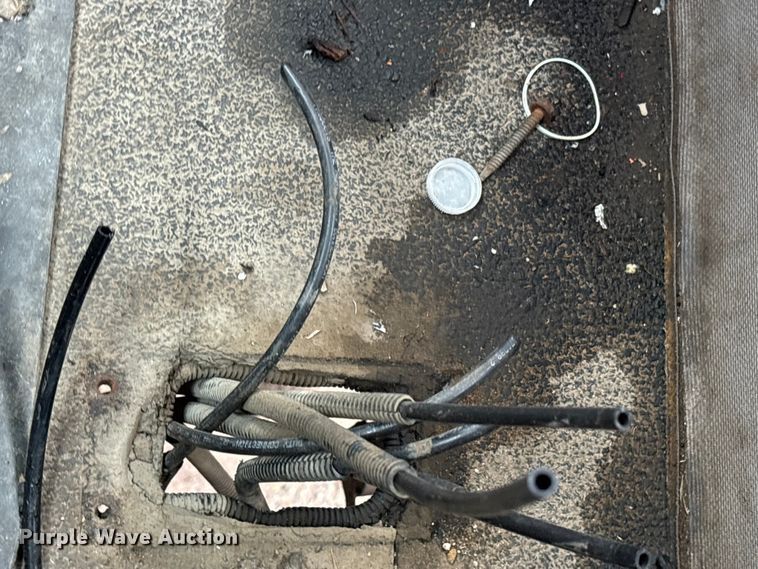 image for item ES8754 2001 Mack CH613 truck cab and chassis