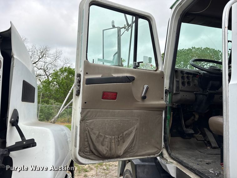 image for item ES8754 2001 Mack CH613 truck cab and chassis