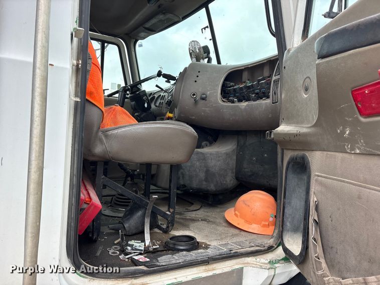 image for item ES8754 2001 Mack CH613 truck cab and chassis