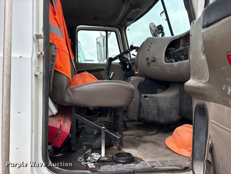 image for item ES8754 2001 Mack CH613 truck cab and chassis