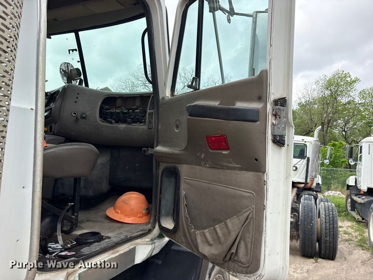 image for item ES8754 2001 Mack CH613 truck cab and chassis