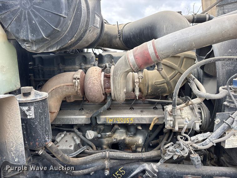 image for item ES8754 2001 Mack CH613 truck cab and chassis