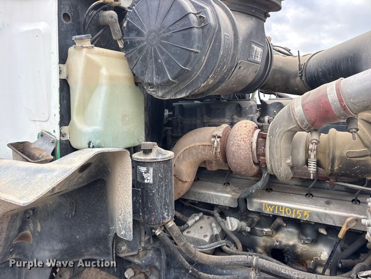 image for item ES8754 2001 Mack CH613 truck cab and chassis