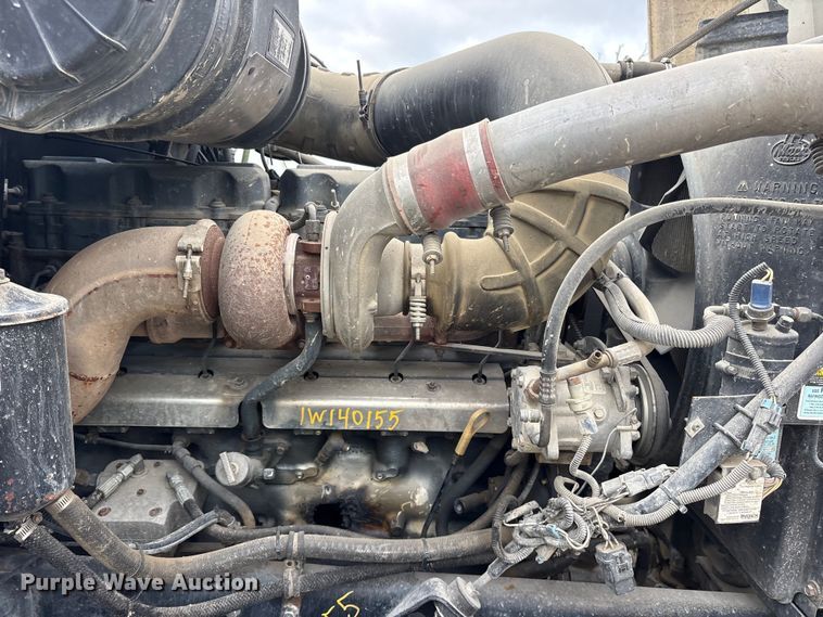 image for item ES8754 2001 Mack CH613 truck cab and chassis