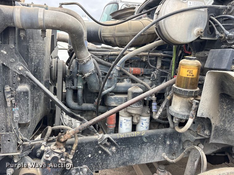 image for item ES8754 2001 Mack CH613 truck cab and chassis