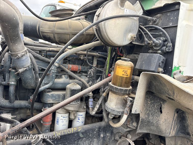 image for item ES8754 2001 Mack CH613 truck cab and chassis