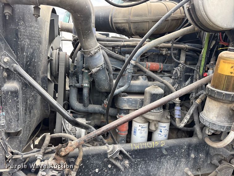 image for item ES8754 2001 Mack CH613 truck cab and chassis