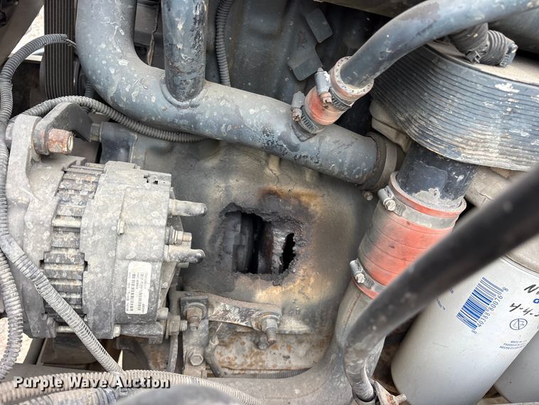 image for item ES8754 2001 Mack CH613 truck cab and chassis