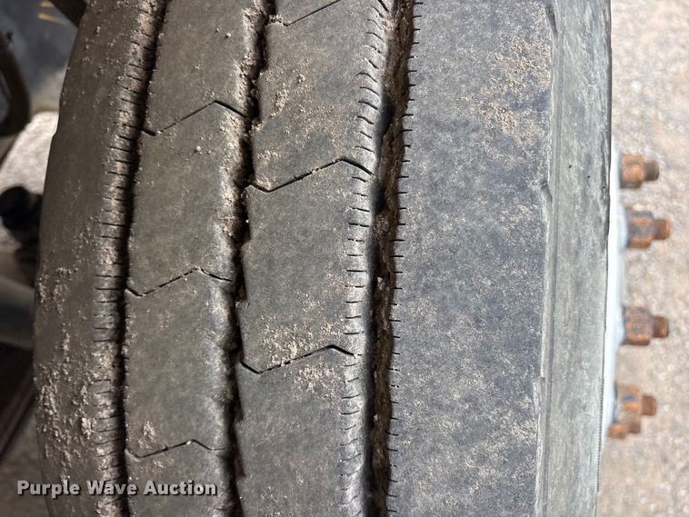 image for item ES8754 2001 Mack CH613 truck cab and chassis