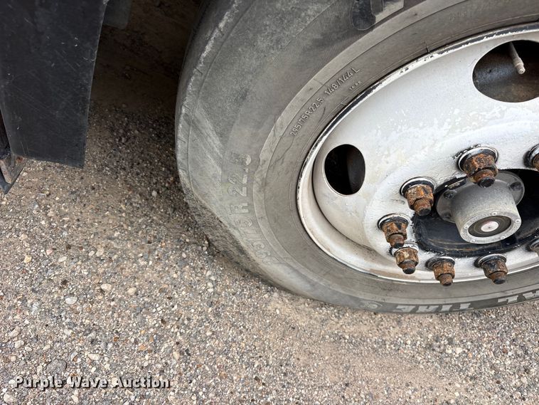 image for item ES8754 2001 Mack CH613 truck cab and chassis