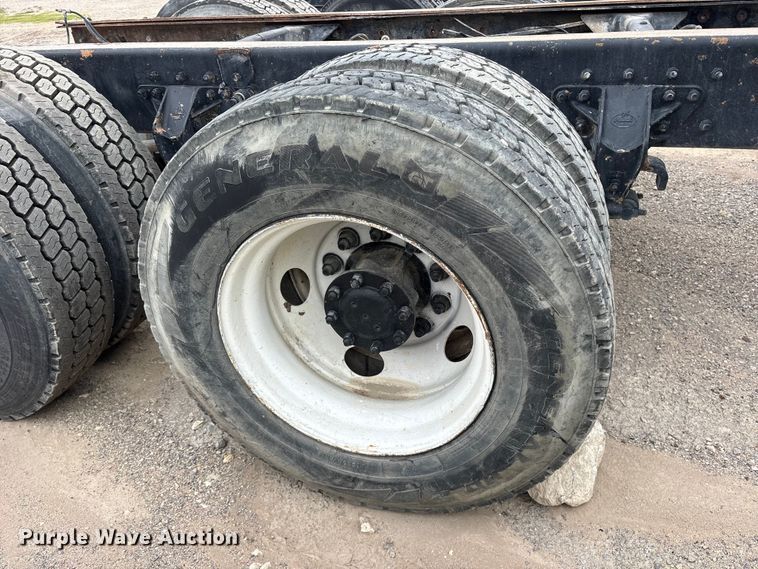 image for item ES8754 2001 Mack CH613 truck cab and chassis