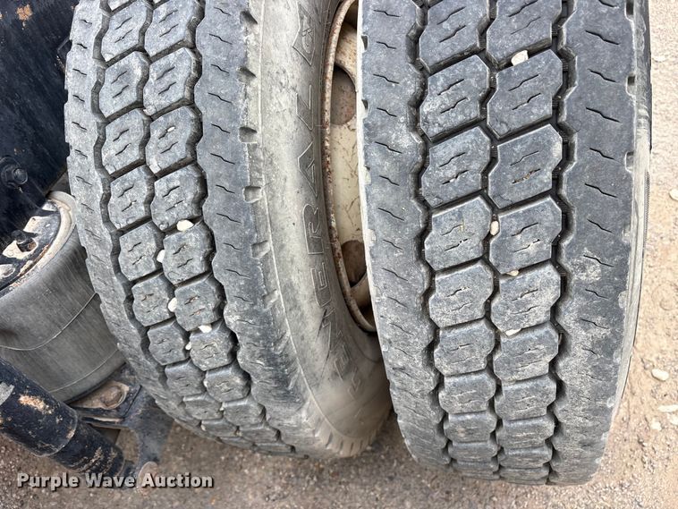 image for item ES8754 2001 Mack CH613 truck cab and chassis