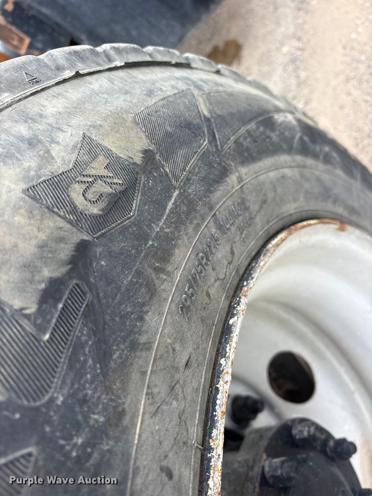 image for item ES8754 2001 Mack CH613 truck cab and chassis