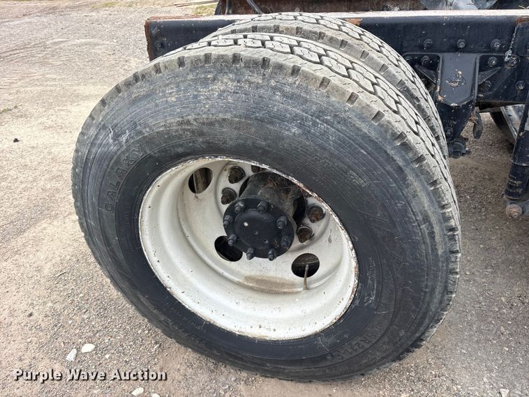 image for item ES8754 2001 Mack CH613 truck cab and chassis