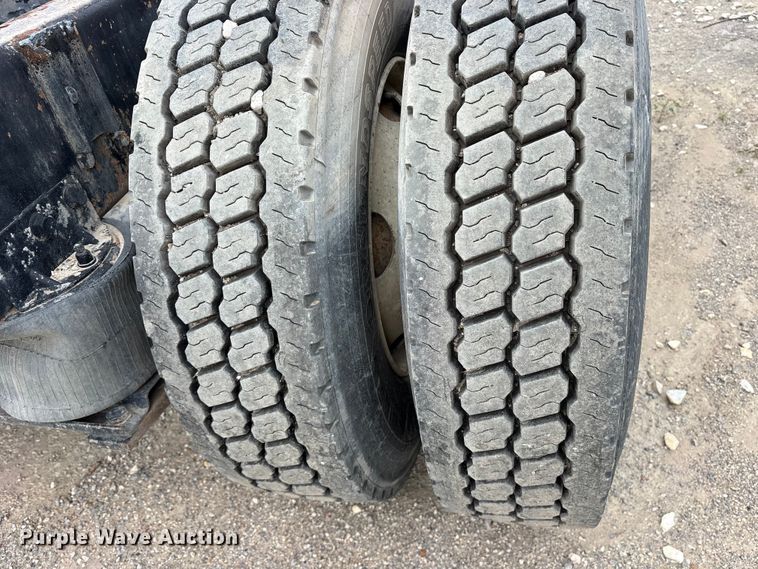 image for item ES8754 2001 Mack CH613 truck cab and chassis