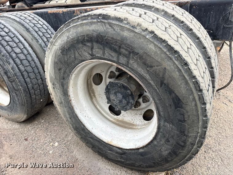 image for item ES8754 2001 Mack CH613 truck cab and chassis