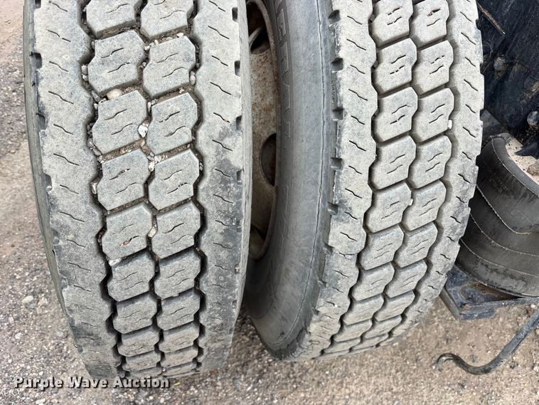 image for item ES8754 2001 Mack CH613 truck cab and chassis