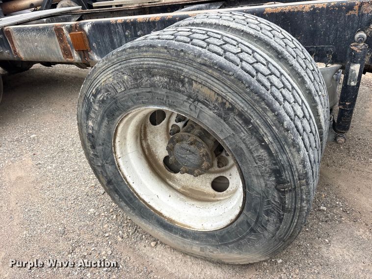 image for item ES8754 2001 Mack CH613 truck cab and chassis