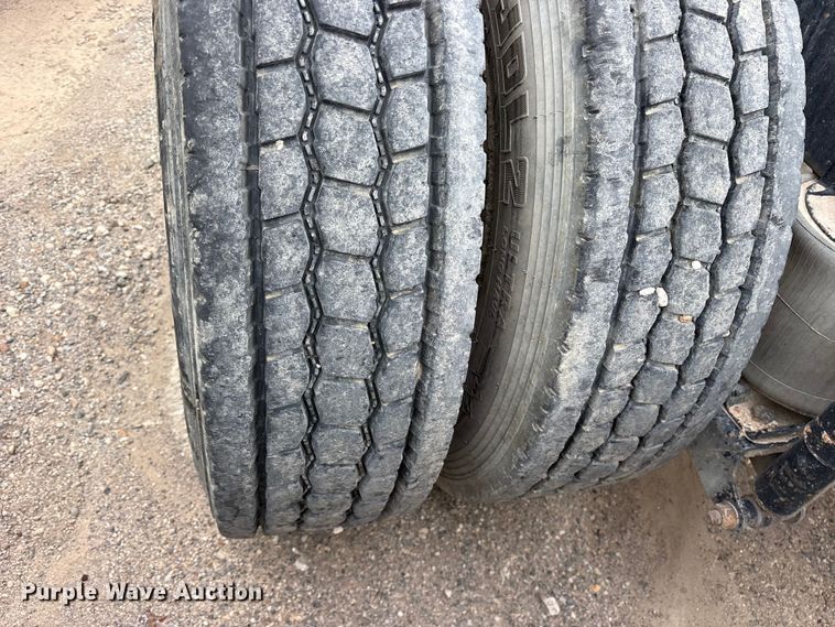 image for item ES8754 2001 Mack CH613 truck cab and chassis