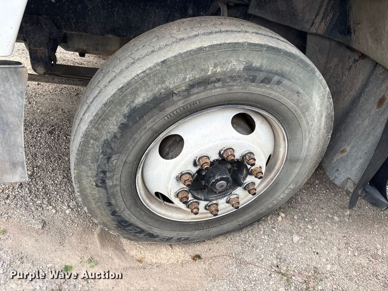 image for item ES8754 2001 Mack CH613 truck cab and chassis