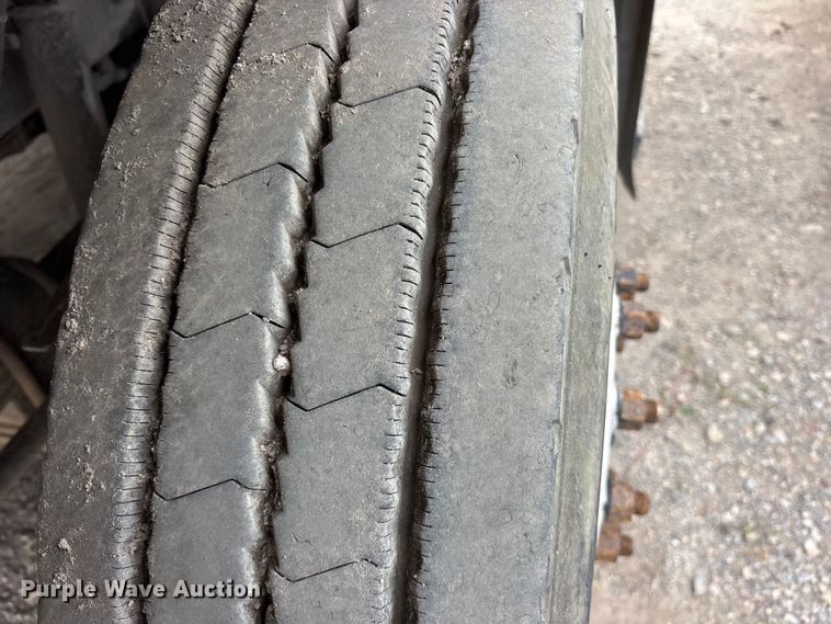 image for item ES8754 2001 Mack CH613 truck cab and chassis