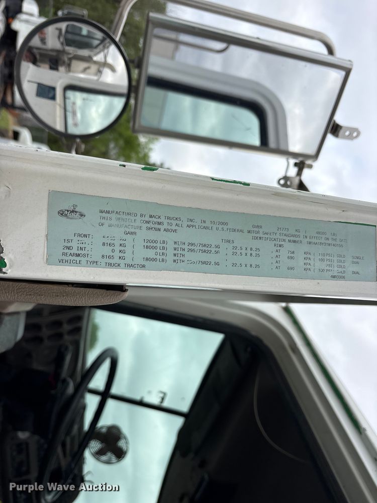 image for item ES8754 2001 Mack CH613 truck cab and chassis