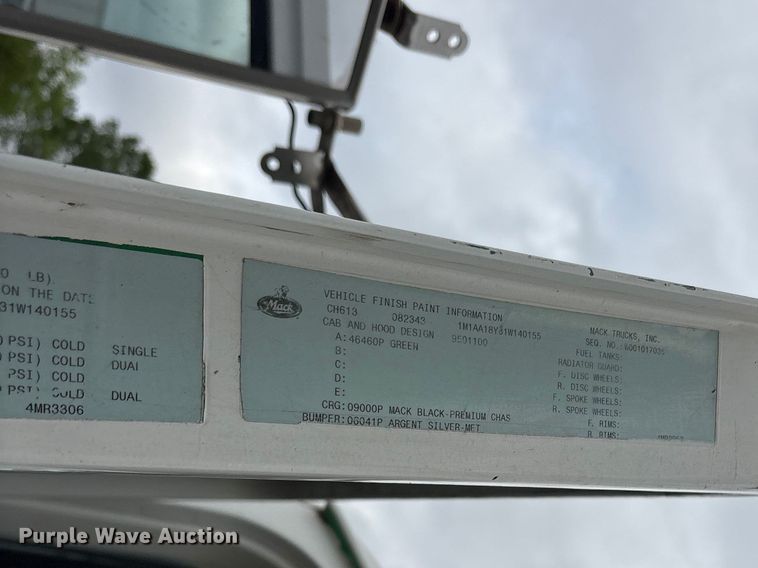 image for item ES8754 2001 Mack CH613 truck cab and chassis