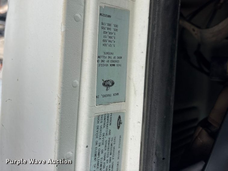 image for item ES8754 2001 Mack CH613 truck cab and chassis