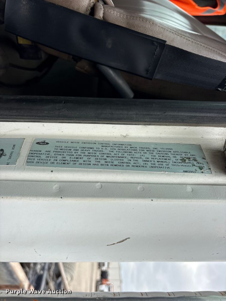 image for item ES8754 2001 Mack CH613 truck cab and chassis