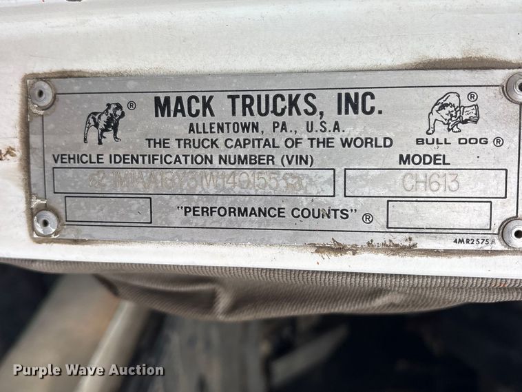image for item ES8754 2001 Mack CH613 truck cab and chassis