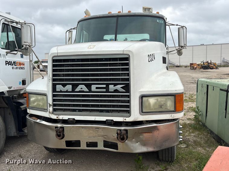 image for item ES8755 2001 Mack CH truck cab and chassis