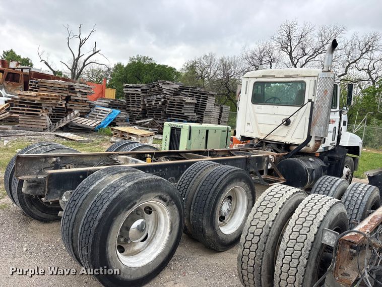 image for item ES8755 2001 Mack CH truck cab and chassis