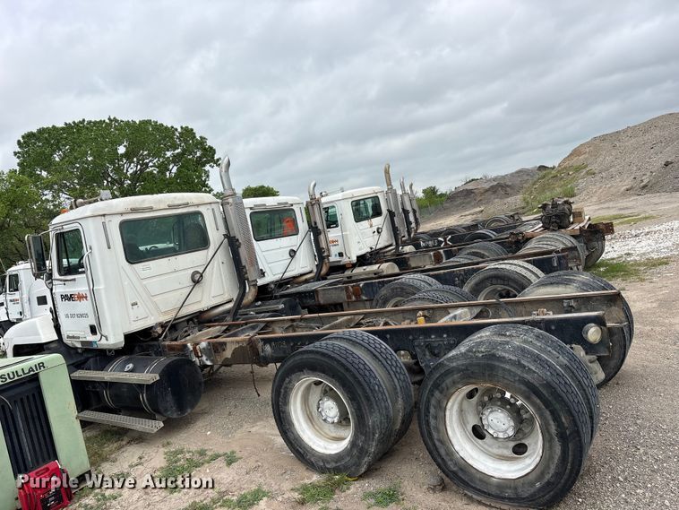 image for item ES8755 2001 Mack CH truck cab and chassis