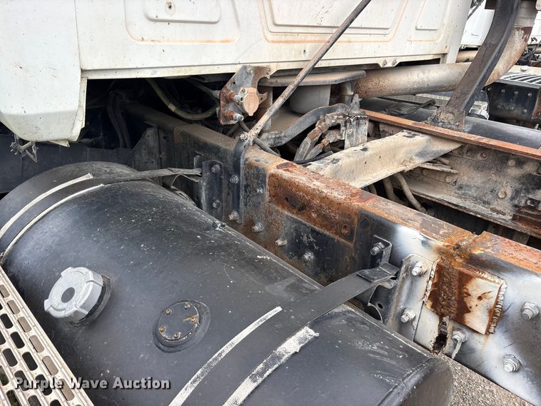 image for item ES8755 2001 Mack CH truck cab and chassis