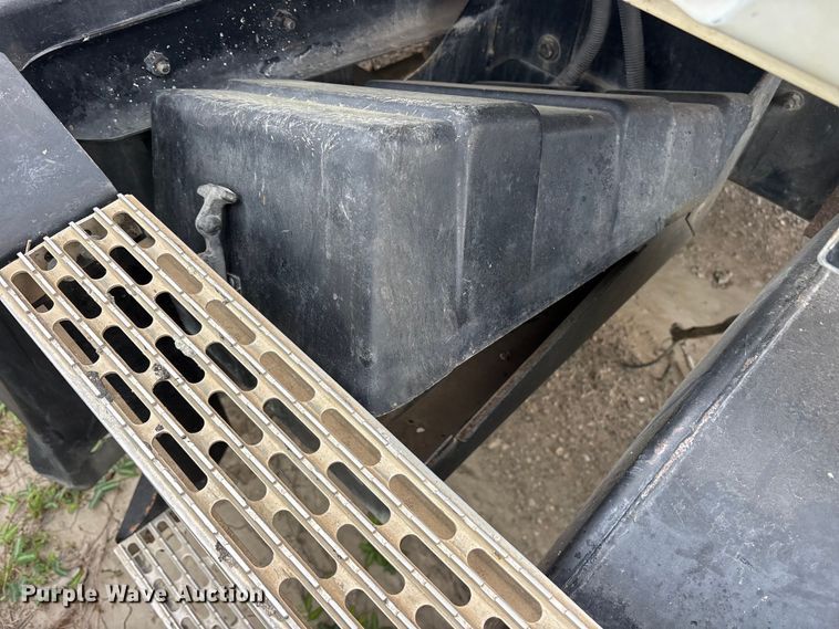 image for item ES8755 2001 Mack CH truck cab and chassis