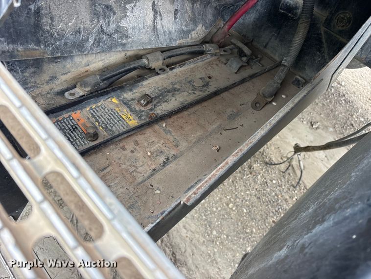 image for item ES8755 2001 Mack CH truck cab and chassis