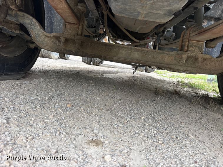 image for item ES8755 2001 Mack CH truck cab and chassis