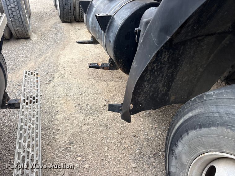 image for item ES8755 2001 Mack CH truck cab and chassis